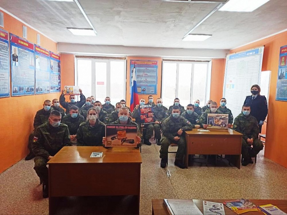 В Конаково сотрудники ГИБДД провели беседу с военнослужащими В Конаково сотрудники ГИБДД провели беседу с военнослужащими