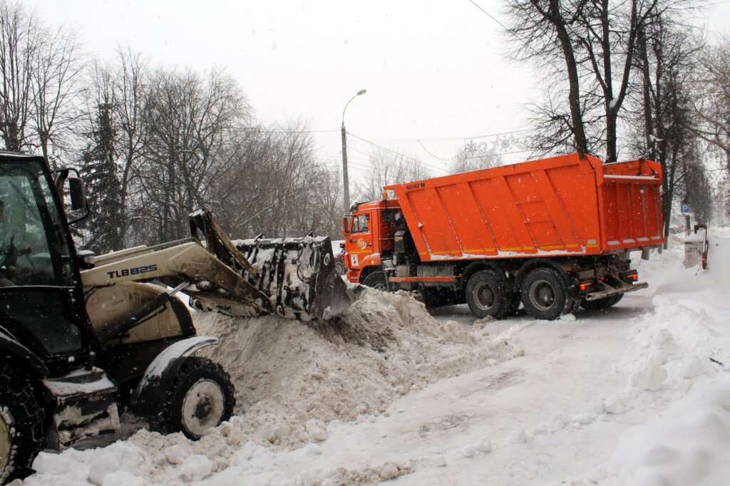 В Твери продолжается расчистка и обработка улиц В Твери продолжается расчистка и обработка улиц