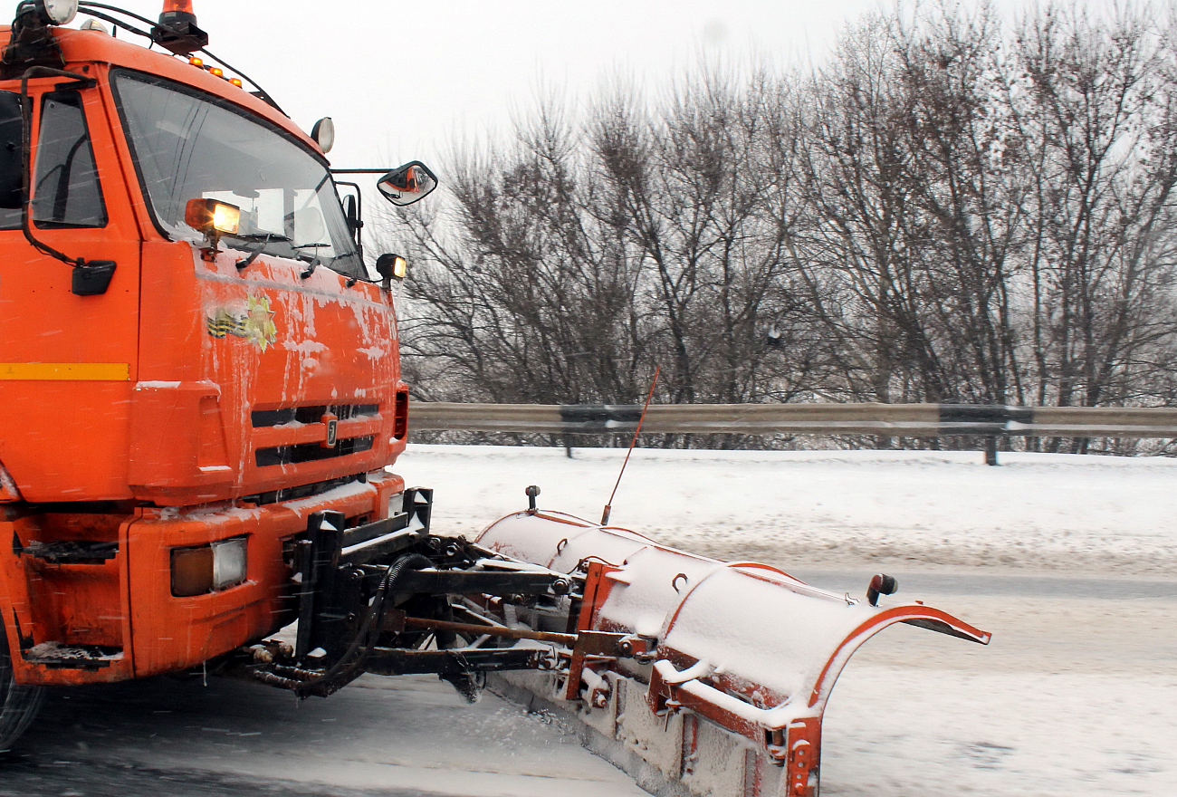 165 единиц техники чистят от снега региональные дороги Тверской области