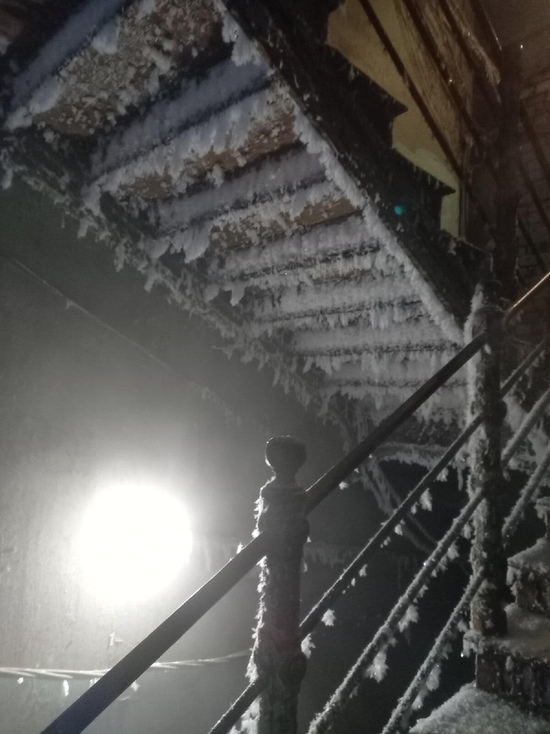 Подъезд в котором был найден труп мужчины запечатлели на фото