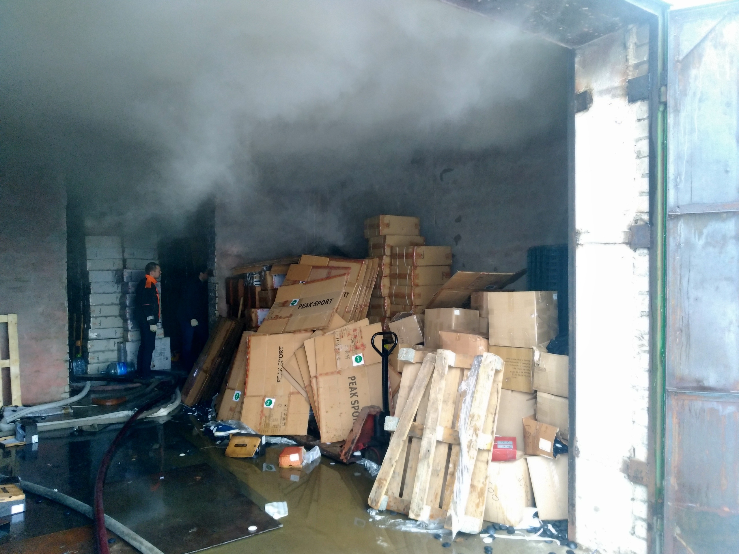 В Кимрах загорелся обувной склад