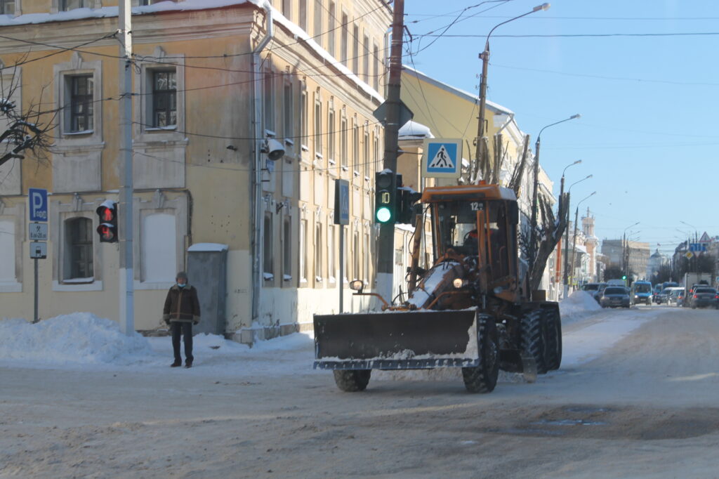 Улицы Твери посыпают тоннами пескосоляной смеси после снегопада Улицы Твери посыпают тоннами пескосоляной смеси после снегопада