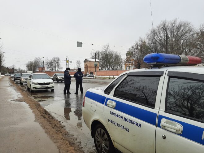 В Твери сотрудники ГИБДД арестовали автомобили должников