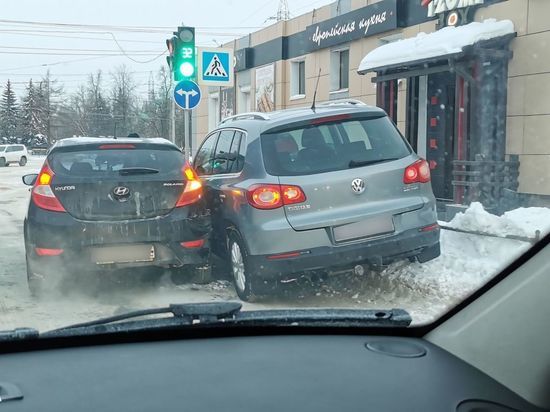 Две иномарки не поделили дорогу в Твери Две иномарки не поделили дорогу в Твери