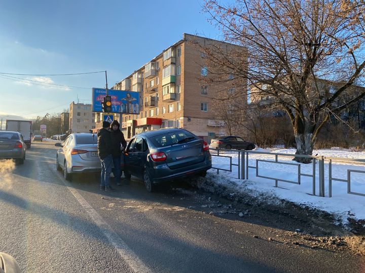 В Твери два автомобиля притёрлись бок о бок на перекрёстке новости твери