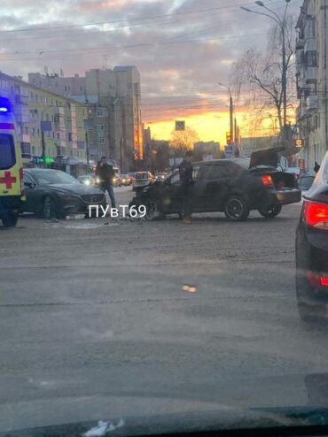 В Твери два автомобиля врезались лоб в лоб