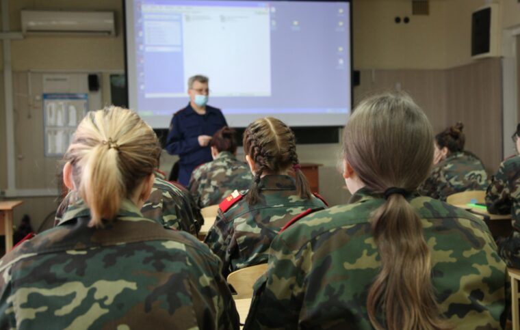 В Твери для кадетского класса прошёл урок по преступлениям и наказаниям несовершеннолетних