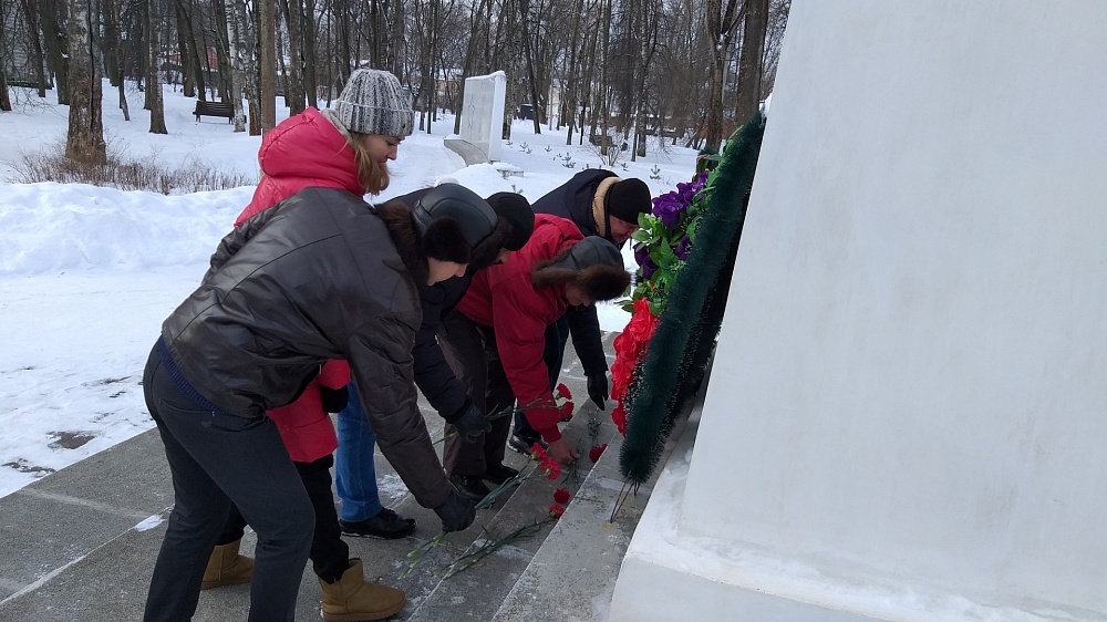 Активисты "Единой России" провели патриотическую акцию в Осташковском округе Активисты "Единой России" провели патриотическую акцию в Осташковском округе