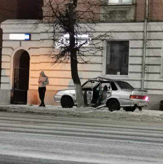 В Твери отечественная легковушка врезалась в дерево последние новости в твери