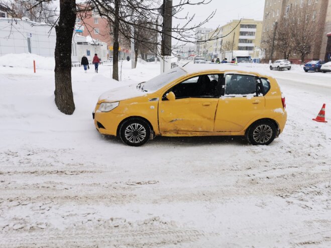 Авария в Твери: на проспекте Победы автомобиль "Lada" столкнулся с "Сhevrolet"