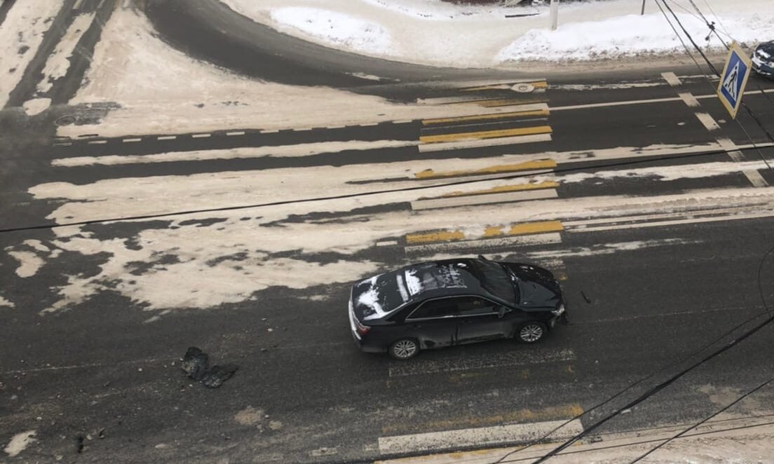 На улице Горького в Твери столкнулись 2 черных автомобиля