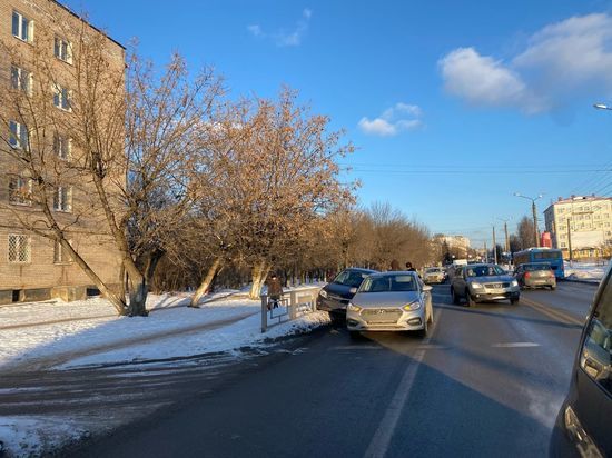 В Твери два автомобиля притёрлись бок о бок на перекрёстке