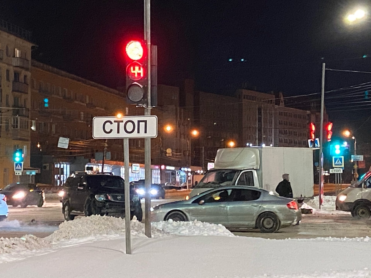 В центре Твери на светофоре столкнулись автомобили