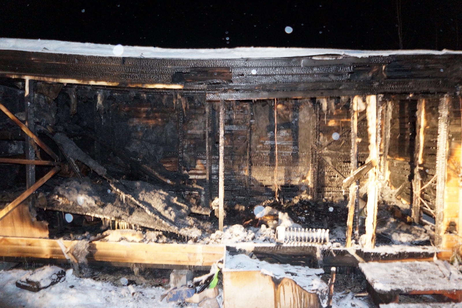 Гибелью четырех человек на пожаре в Тверской области заинтересовались следователи