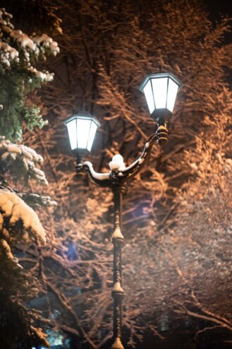 Снег на Театральной: тверской фотограф запечатлела вечернюю красоту