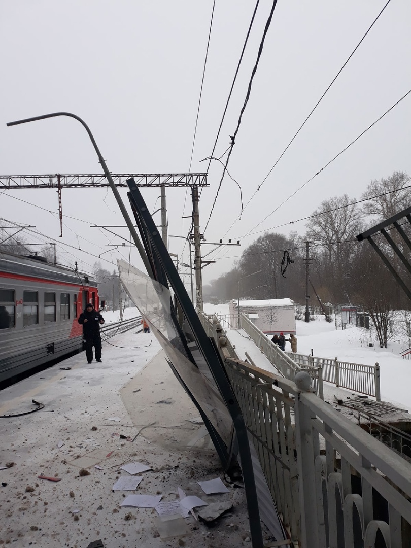 Иномарка упала с моста на железнодорожные пути Москва-Тверь