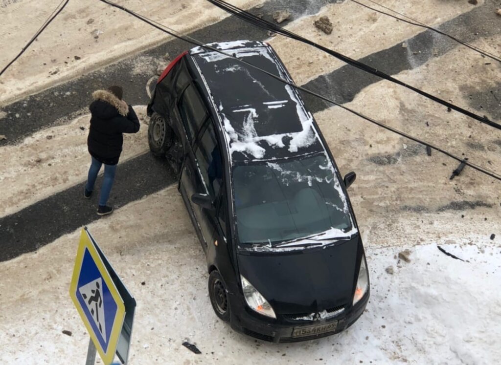 На улице Горького в Твери столкнулись 2 черных автомобиля