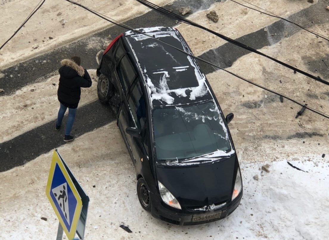 На улице Горького в Твери столкнулись 2 черных автомобиля На улице Горького в Твери столкнулись 2 черных автомобиля
