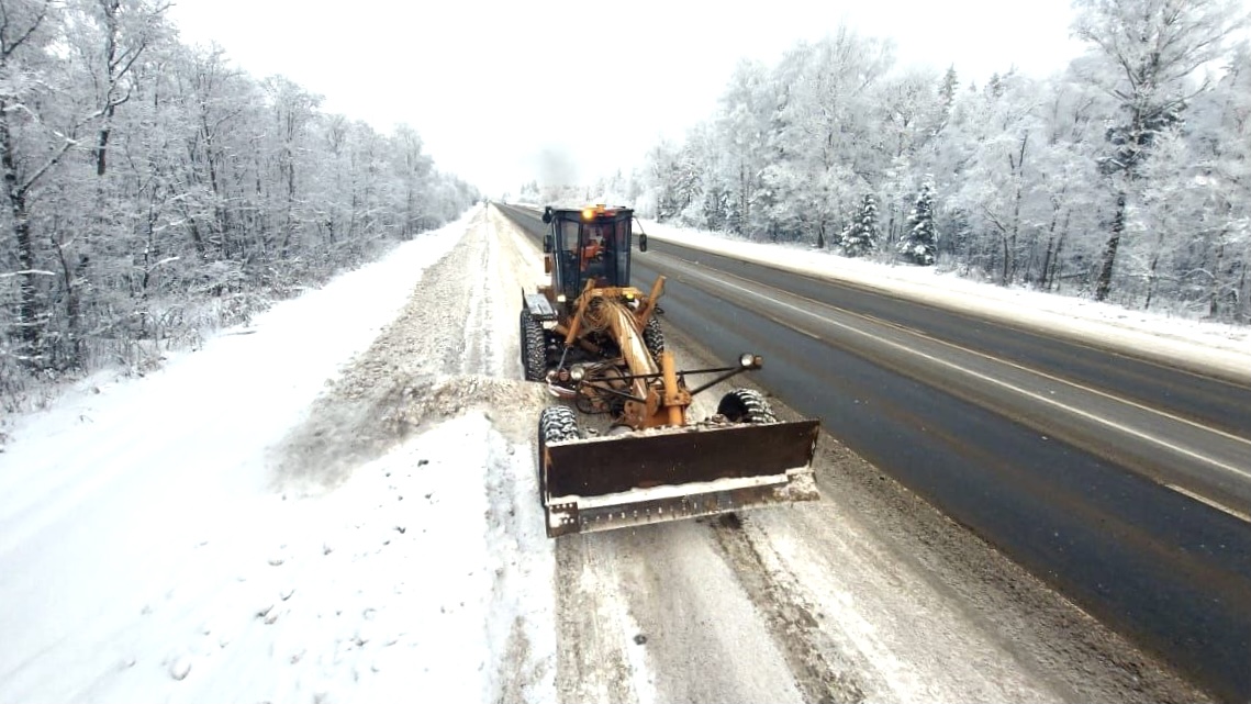 165 единиц техники чистят от снега региональные дороги Тверской области