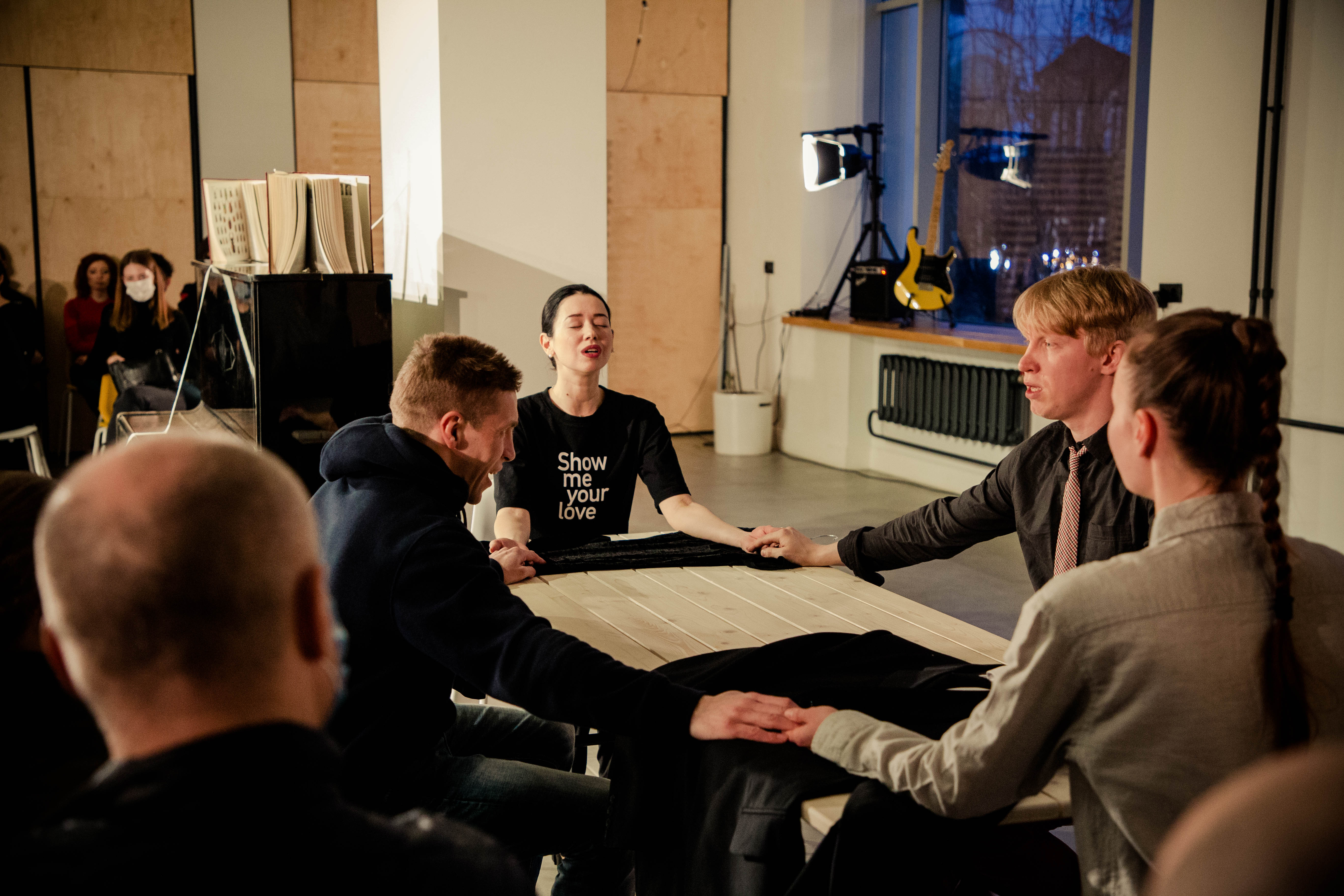 Круглый стол и рок-н-ролл: в тверском ТЮЗе завершилась режиссерская лаборатория