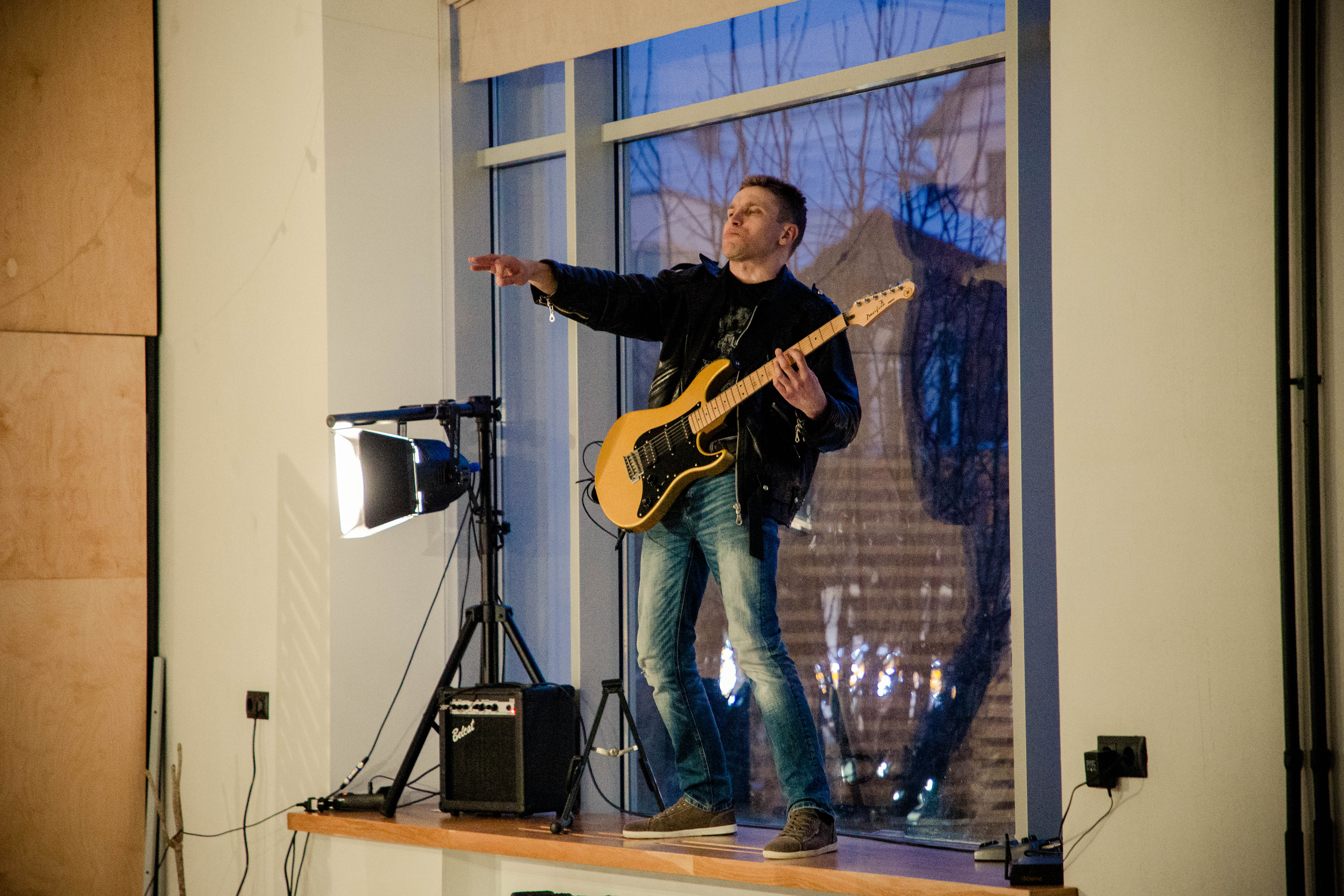 Круглый стол и рок-н-ролл: в тверском ТЮЗе завершилась режиссерская лаборатория