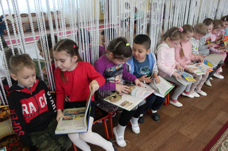 Воспитанники тверского детского сада получили от полицейских по книге