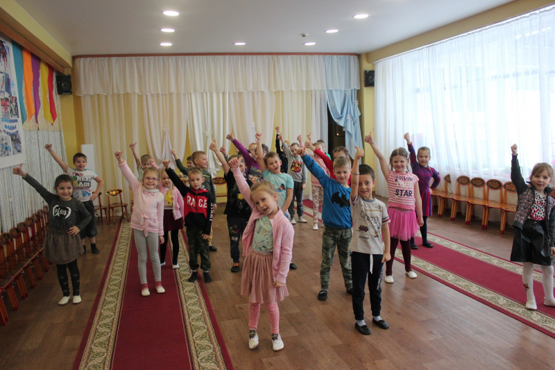 Воспитанники тверского детского сада получили от полицейских по книге