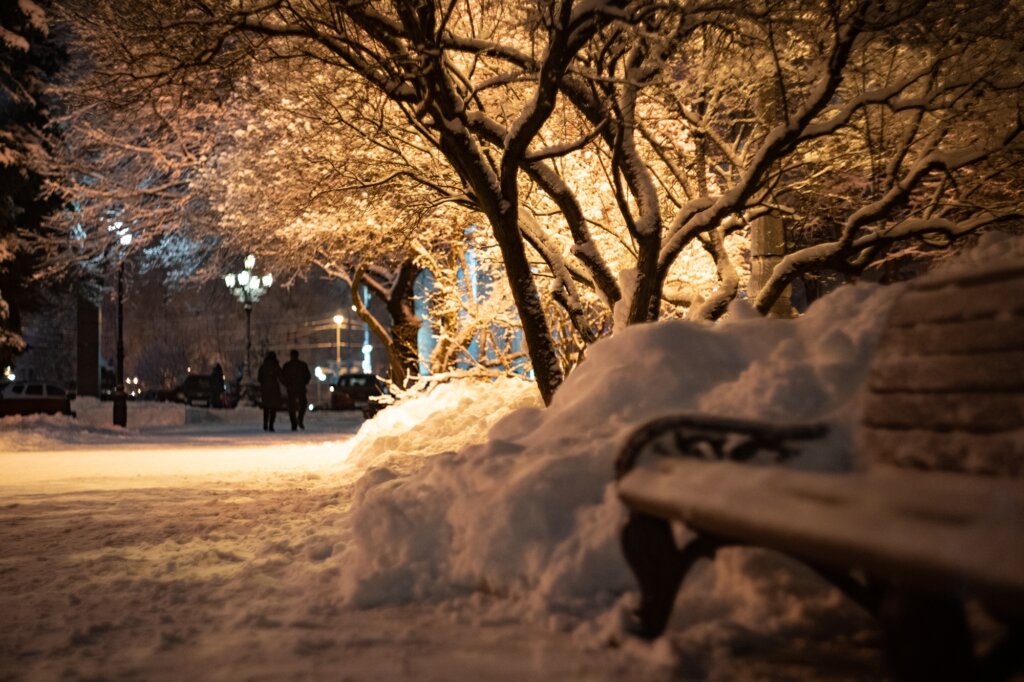 Снег на Театральной: тверской фотограф запечатлела вечернюю красоту