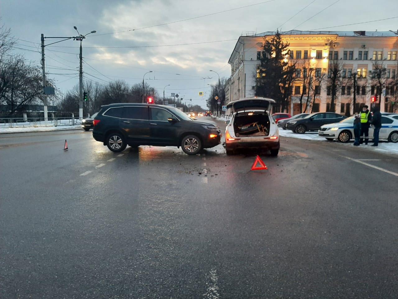 В Твери неуступчивая автоледи на внедорожнике протаранила легковушку с ребенком ТверьЛайф - новости культурной жизни города