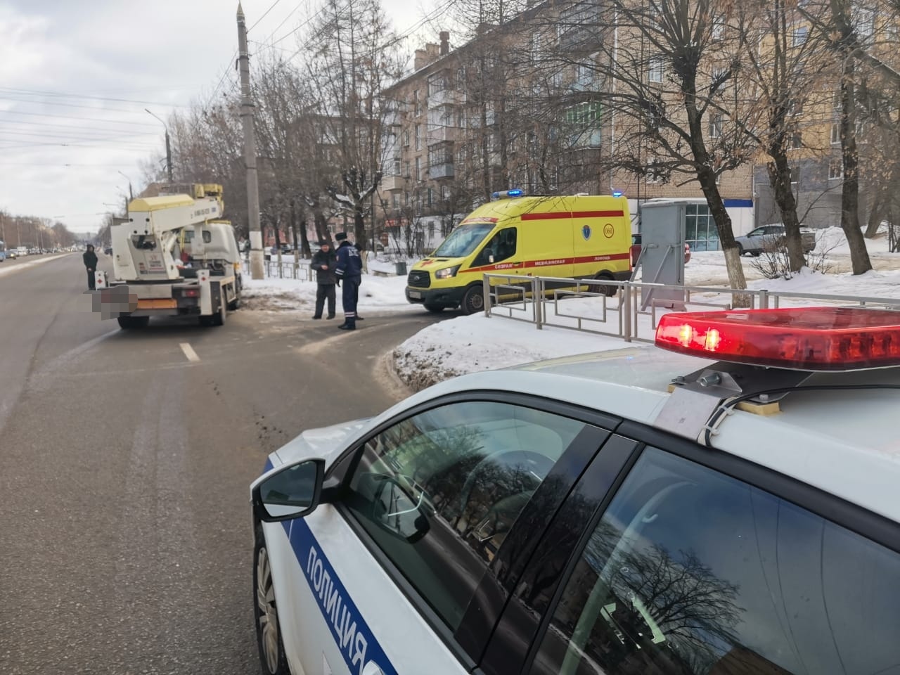 На проспекте Победы в Твери мужчина перебегал дорогу и попал под грузовик новости твери