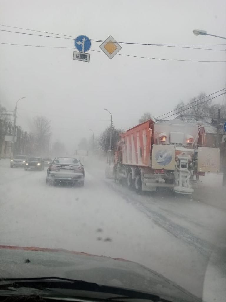 56 машин и 120 дворников расчищают улицы Твери от снега