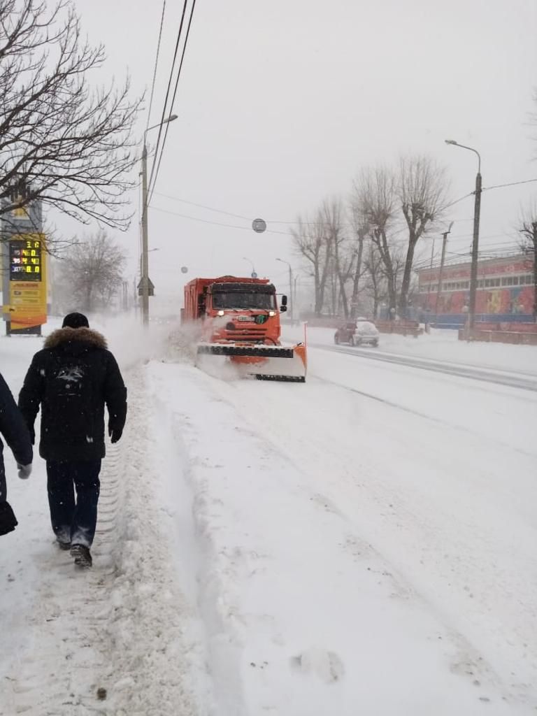 56 машин и 120 дворников расчищают улицы Твери от снега