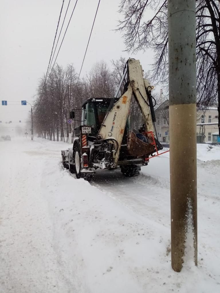 56 машин и 120 дворников расчищают улицы Твери от снега