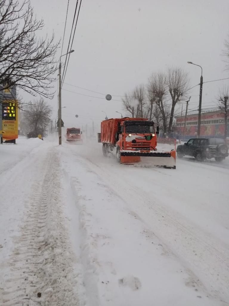 56 машин и 120 дворников расчищают улицы Твери от снега