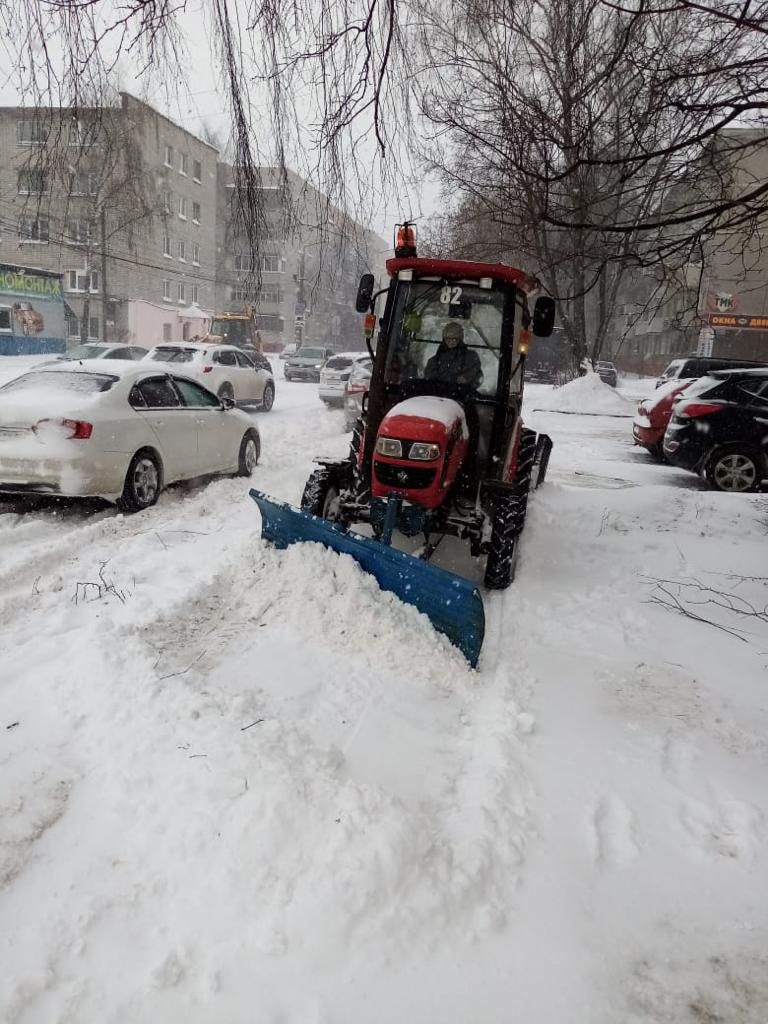 56 машин и 120 дворников расчищают улицы Твери от снега