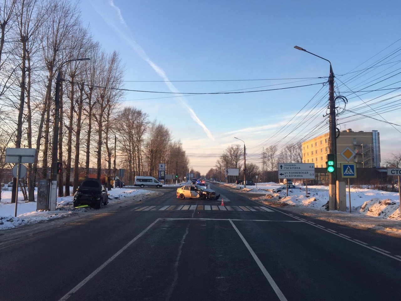 В Твери столкнулись две легковушки, пострадали три человека