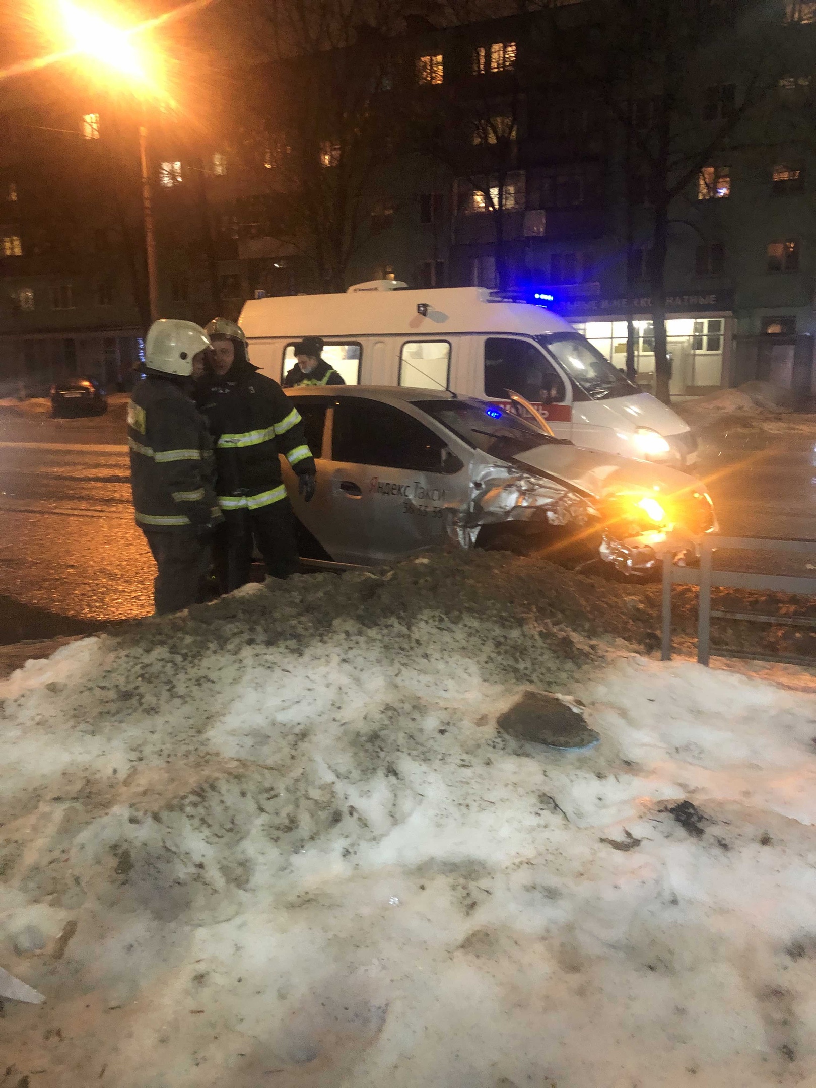 В Твери на улице Горького произошла авария с участием такси