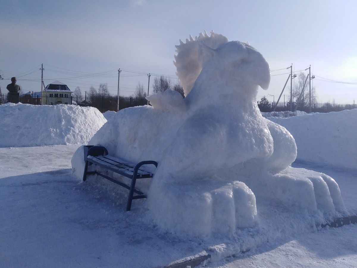 В Тверской области слепили из снега гигантского грифона