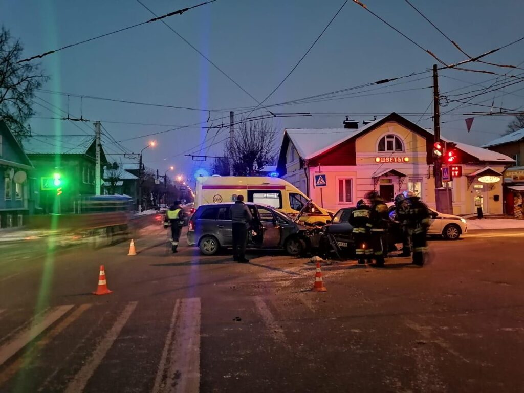 Воскресным вечером в Твери «поцеловались» две легковушки новости твери