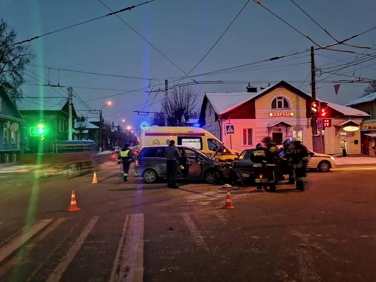 Воскресным вечером в Твери «поцеловались» две легковушки новости твери