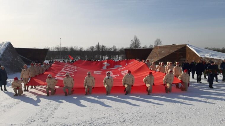 В городах воинской славы Твери и Ржеве развернули Знамя Победы