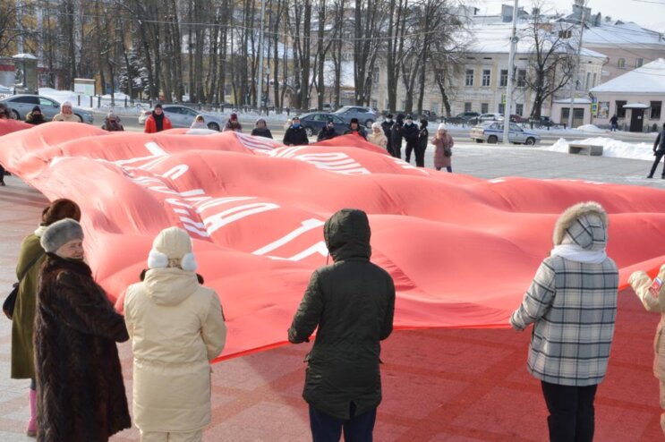 В городах воинской славы Твери и Ржеве развернули Знамя Победы