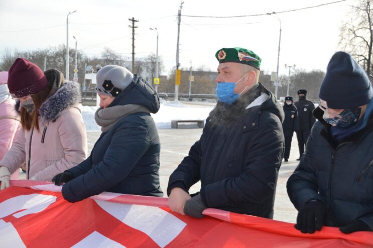 В городах воинской славы Твери и Ржеве развернули Знамя Победы