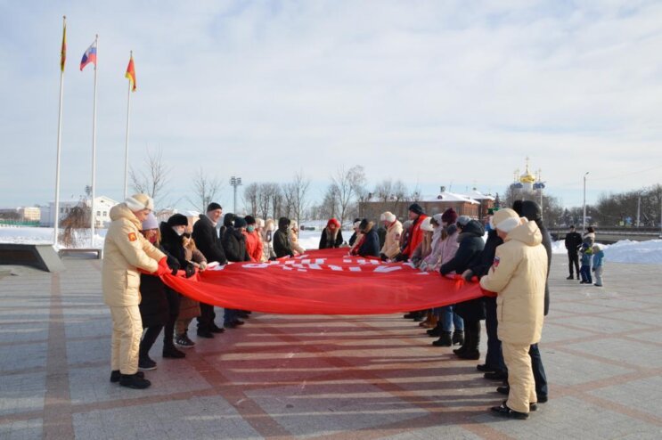 В городах воинской славы Твери и Ржеве развернули Знамя Победы