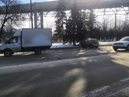 В Твери легковой автомобиль влетел в дерево В Твери легковой автомобиль влетел в дерево