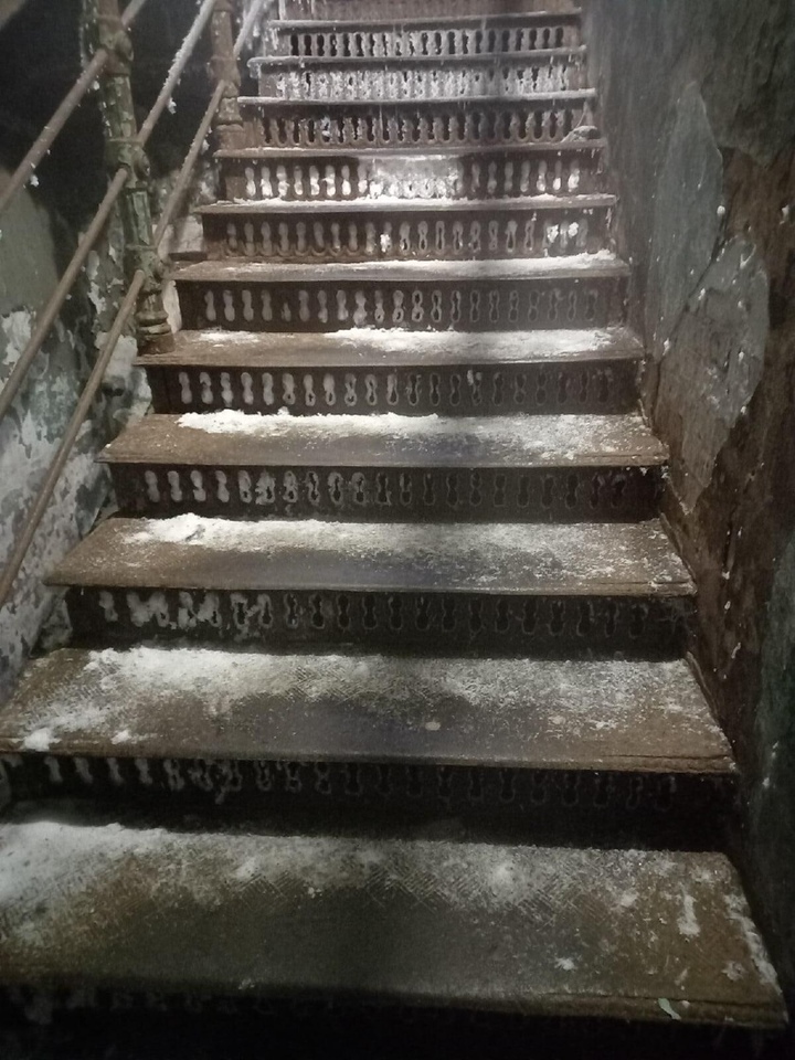 Подъезд в котором был найден труп мужчины запечатлели на фото