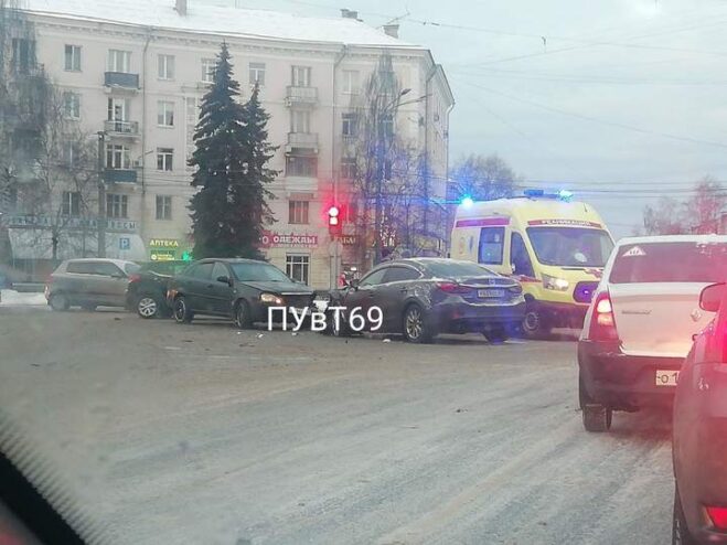 В Твери два автомобиля врезались лоб в лоб