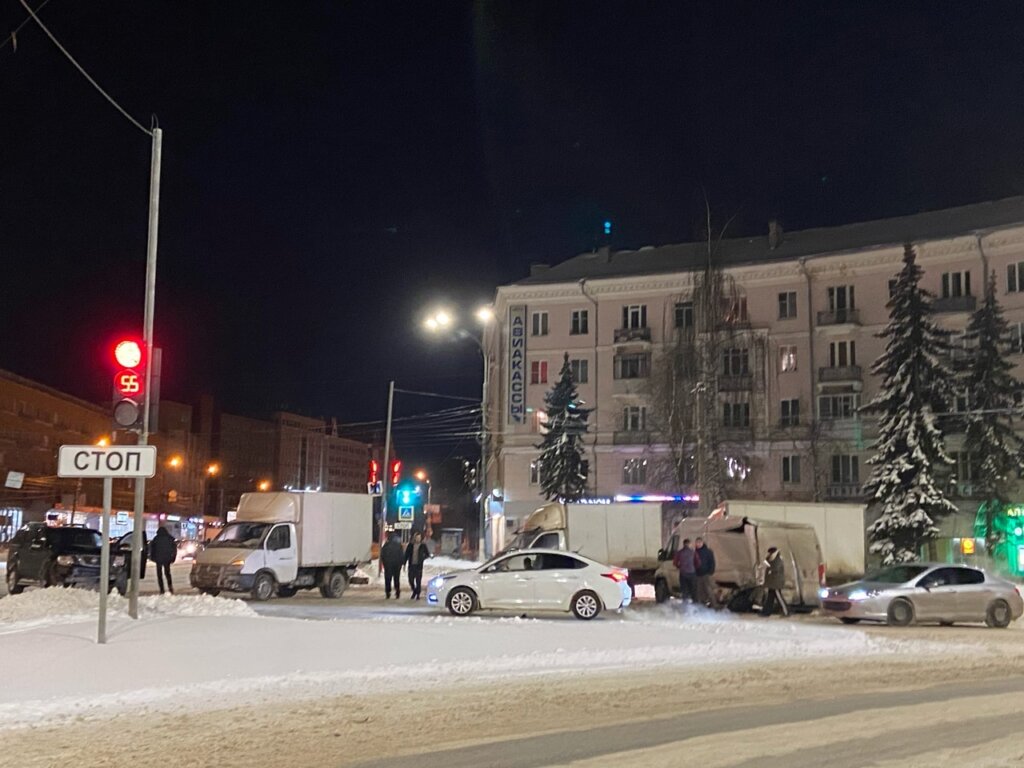 В центре Твери на светофоре столкнулись автомобили В центре Твери столкнулись несколько автомобилей