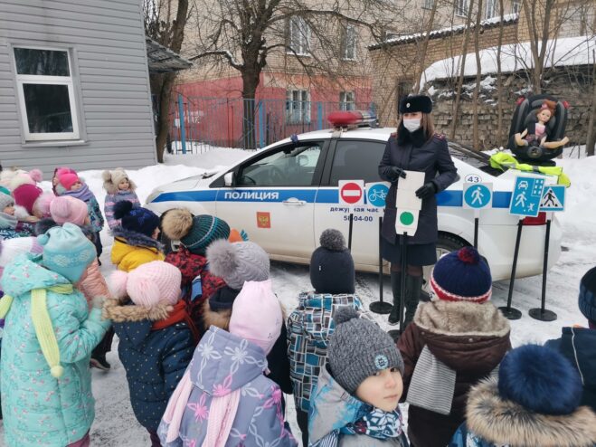 Тверские автоинспекторы провели мероприятие для малышей о правилах дорожного движения