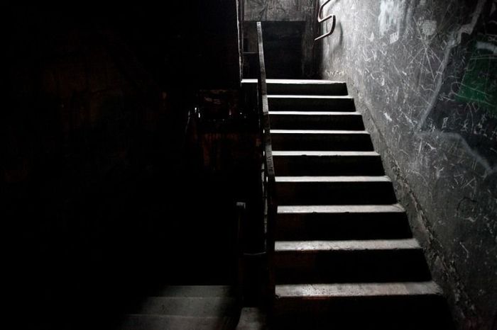 Подъезд в котором был найден труп мужчины запечатлели на фото новости твери